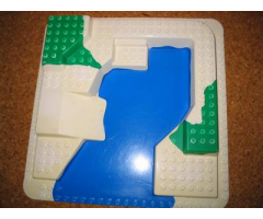 Duplo, Baseplate Raised 24 x 24 with Straight Ramp and Blue, Green Pattern