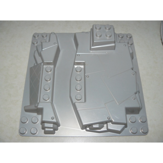 Duplo, Baseplate Raised 12 x 12 with Four Studs in Each Corner and Ridge (Set 7439)