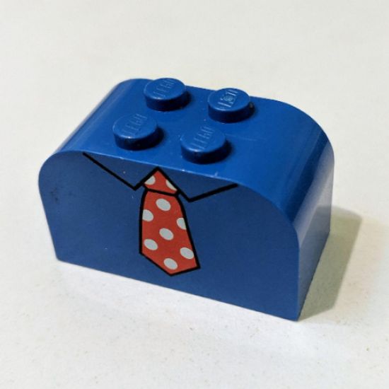 Slope, Curved 4 x 2 x 2 Double with Four Studs with Tie Red Pattern